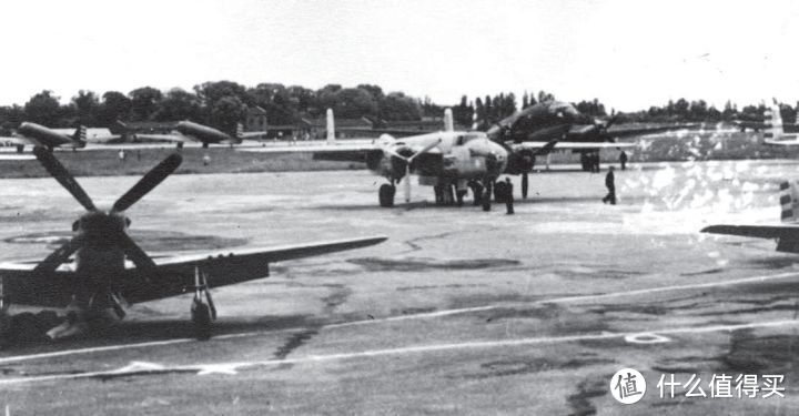 南苑机场停机坪上的B-25