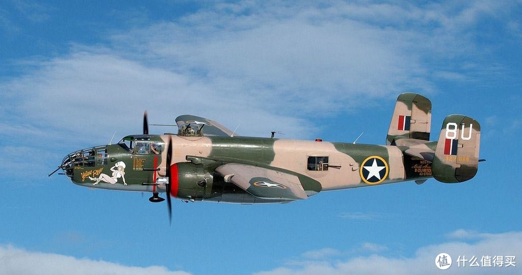 航展上展示飞行的B-25