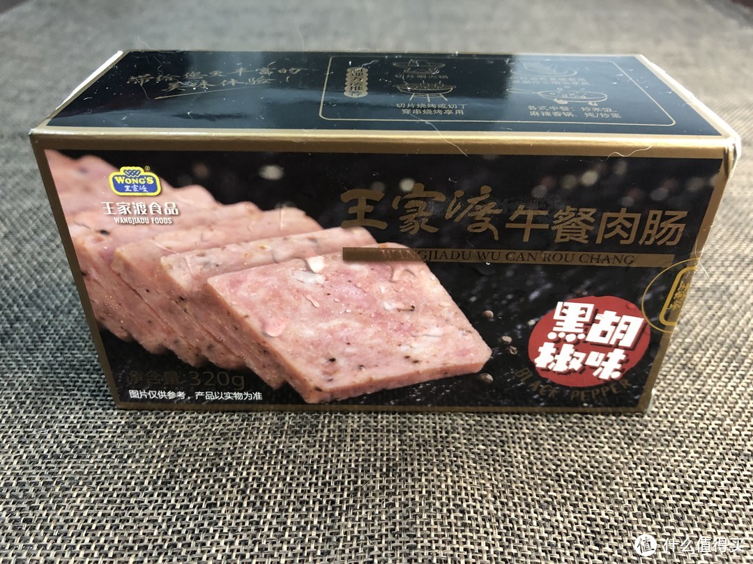 外包装是纸盒，里面是塑料薄膜包装的肉肠