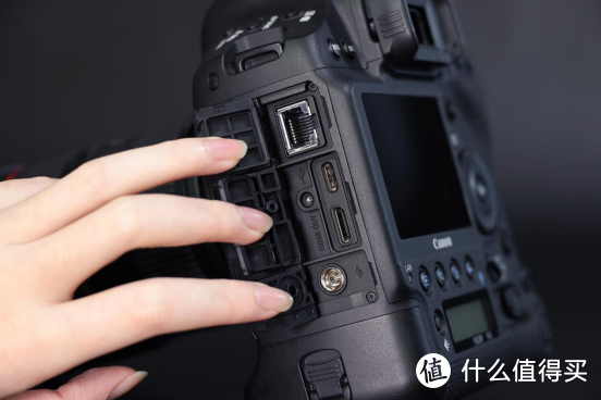 新一代机皇登场 全画幅旗舰单反EOS-1D X Mark III评测