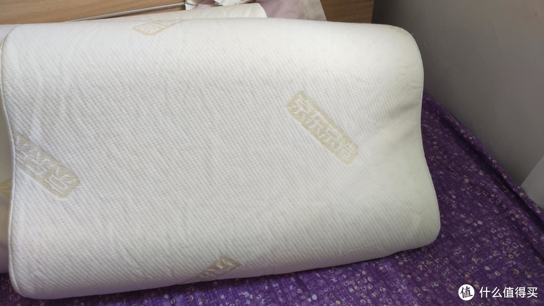 枕头外面的枕套是聚酯纤维材质，不是很喜欢，试了下家里的枕套能不能装进去