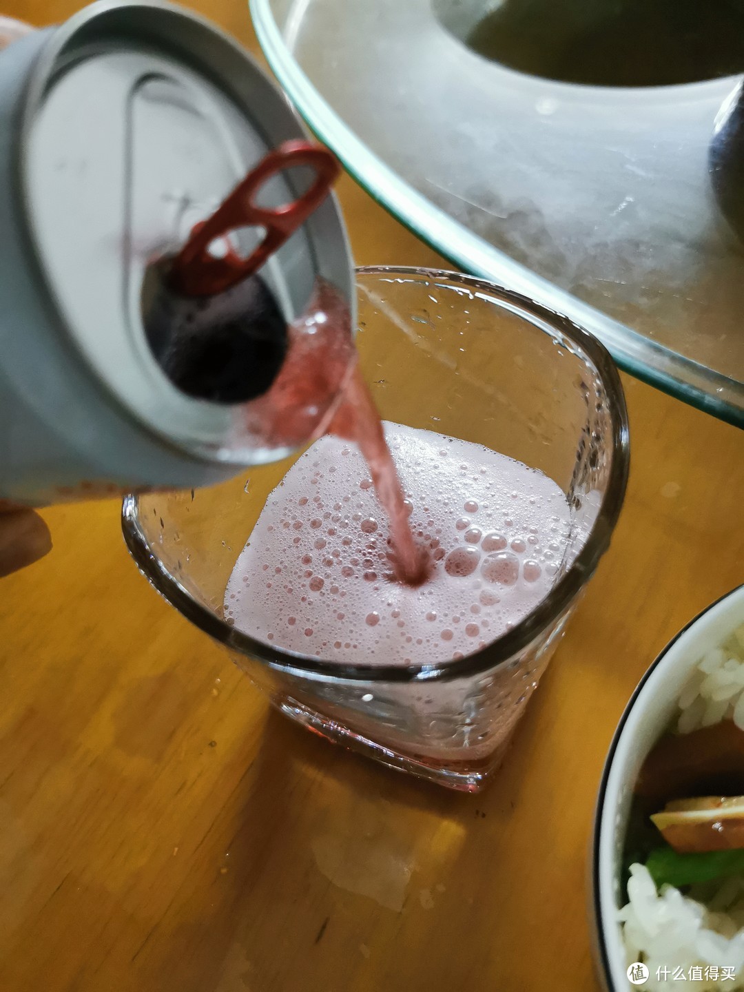 冲出来的就是今天的主角，千岛湖樱桃啤酒，红色的泡沫