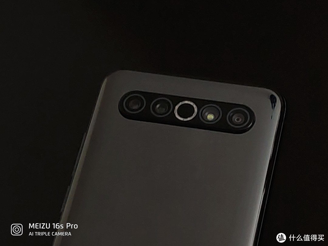 而魅族这次后置摄像头则比较有争议,一开始看图我也觉得这样排布会