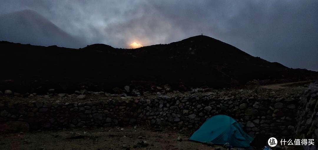 一早雨停了，发现有点日照金山的样子