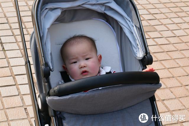 可双向推行，四轮独立避震，小米推出首款高景观婴儿推车，仅千元