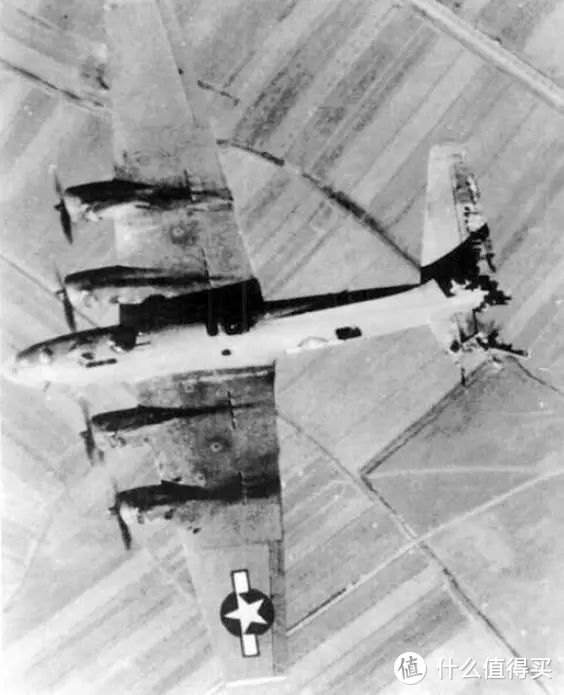 没了垂尾和一侧水平尾翼的B-17照样飞