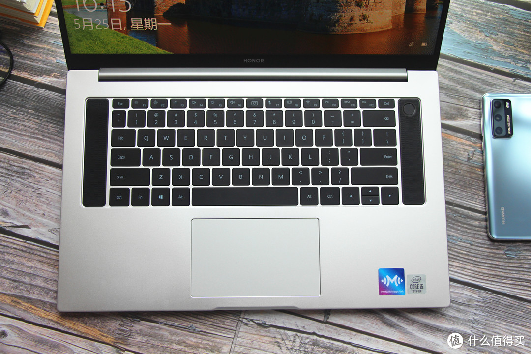 荣耀MagicBook Pro大屏移动办公新宠，多屏协同让办公更高效