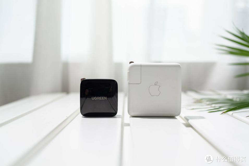 对比MacBook Pro原装充电器，绿联「黑科技」65W氮化镓快充表现如何？