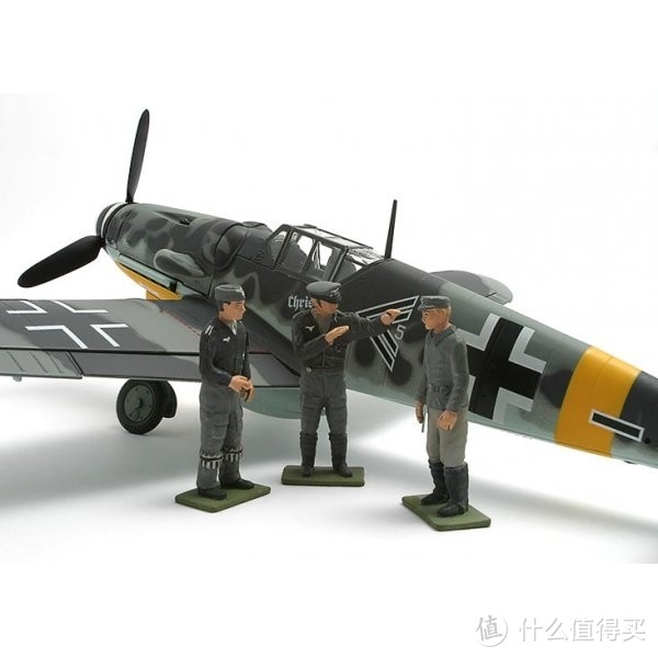 Corgi出品的1:32Bf-109 G-6哈特曼座机，配有哈特曼与地勤人员兵人