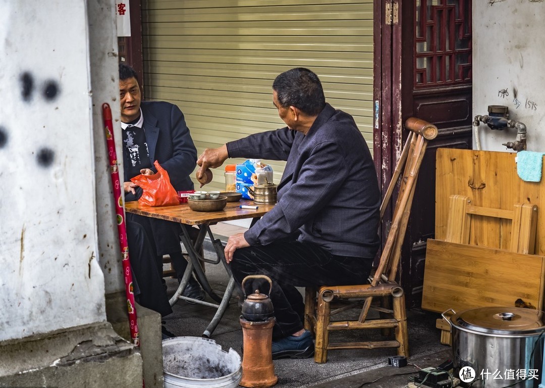 路边喝茶老人