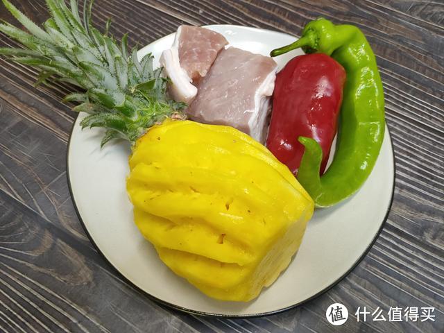 分享一道用菠萝入菜的菜肴“菠萝咕咾肉”，色泽诱人，酸甜开胃，喜欢吃菠萝的朋友一定要试试哦！