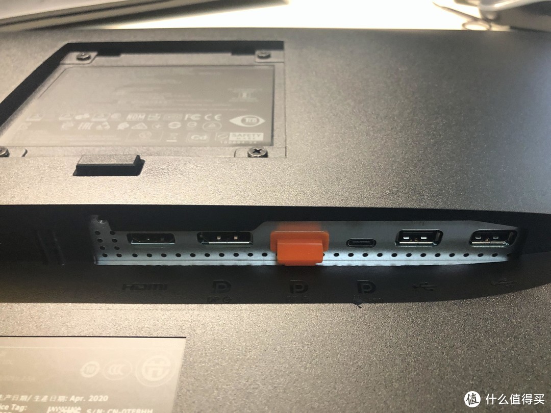 接口部分差异，从左开始，HDMI输入，DP输入，DP输出（有橘黄色软盖保护），USB-C，双USB2.0，左侧另外两个USB3.0