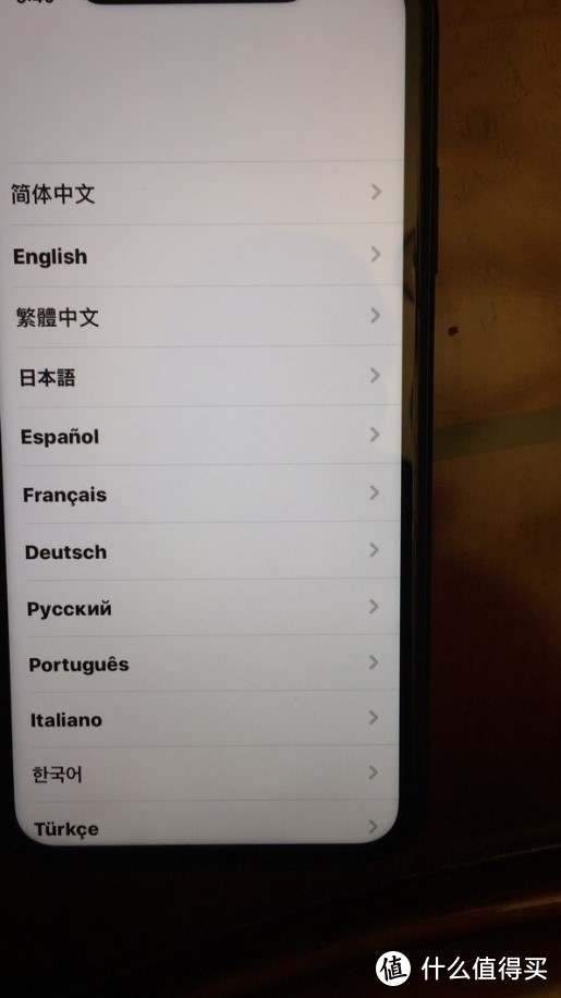 打开手机正面就是熟悉的语言选择状态。