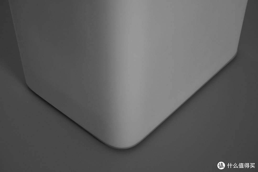 ↑外壳下边缘是原始的，与铝底板的接触的比较好，但是铝板在后面方案调整过圆角的曲率，所以稍稍有些不匹配。