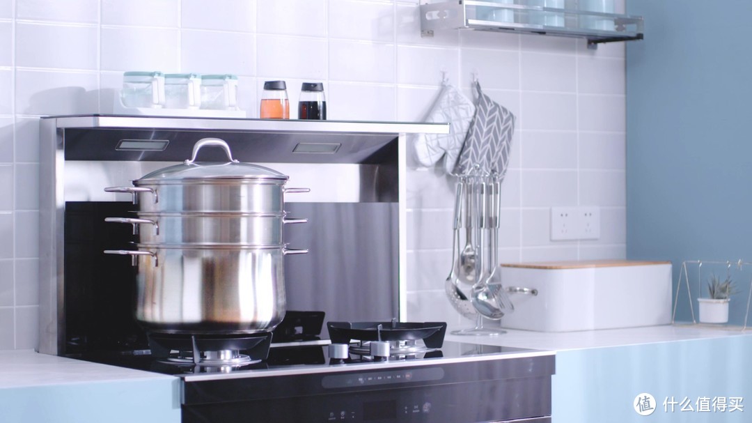腾出厨房空间，吸油烟机、灶具、蒸箱、置物台，有它一个就搞定：华凌WZ02集成灶