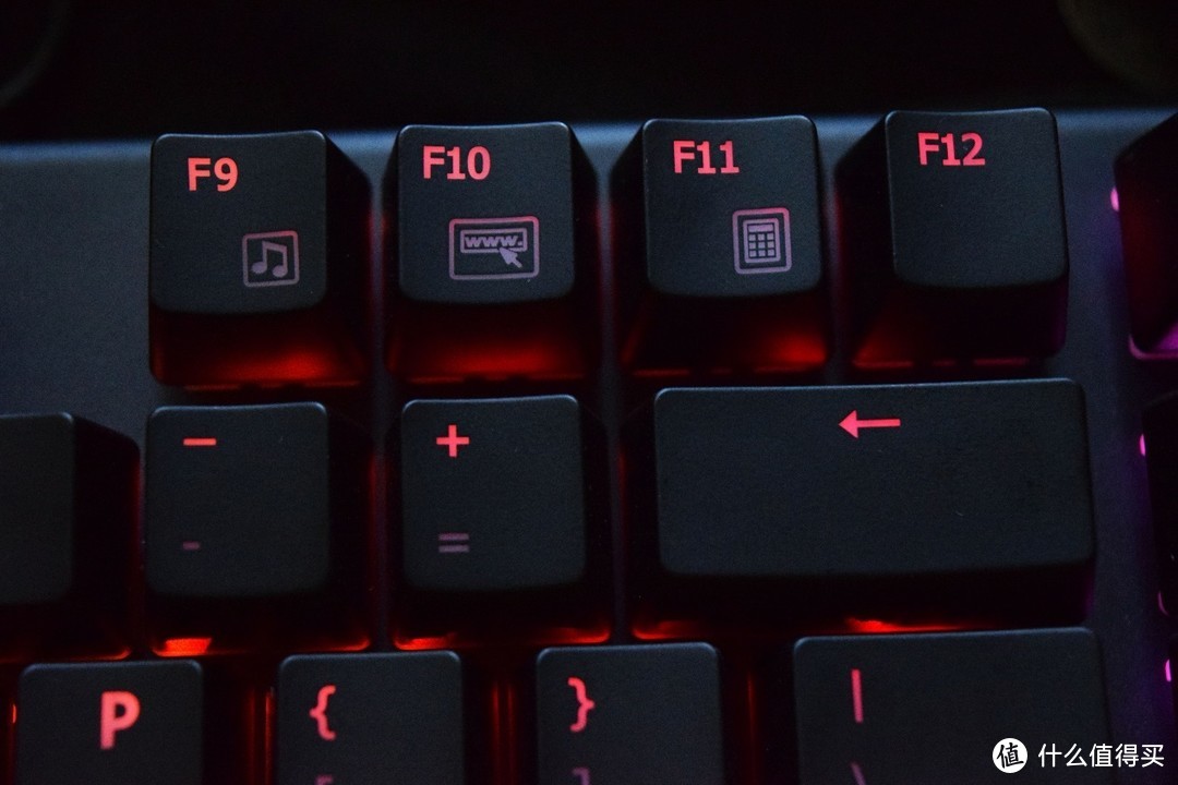 Cherry原厂红轴与灯光同步加持，技嘉AORUS 猎鹰K1机械键盘开箱评测