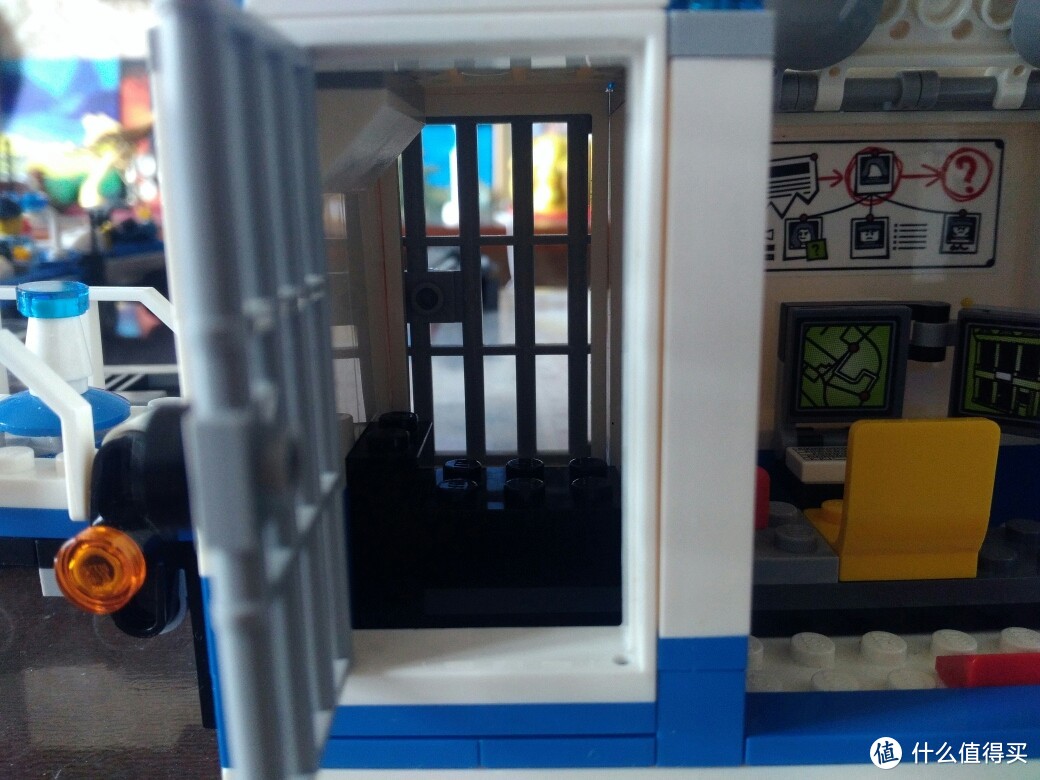 从前面看起，监狱门可以打开。