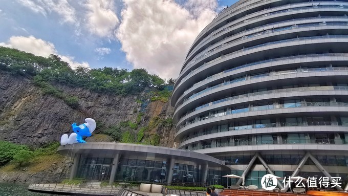 上海网红打卡景点，亚太首座蓝精灵乐园，住深坑酒店，蓝精灵邻居