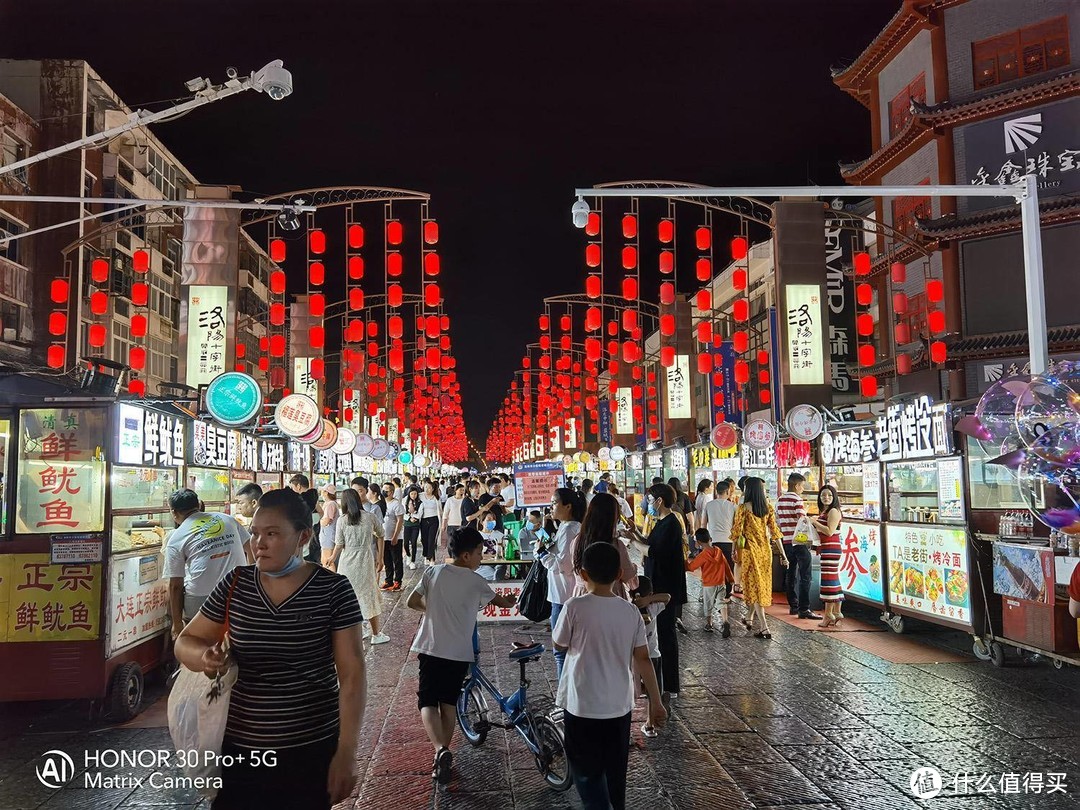 夜色深处才最美，荣耀30Pro+带你夜游洛阳十字街