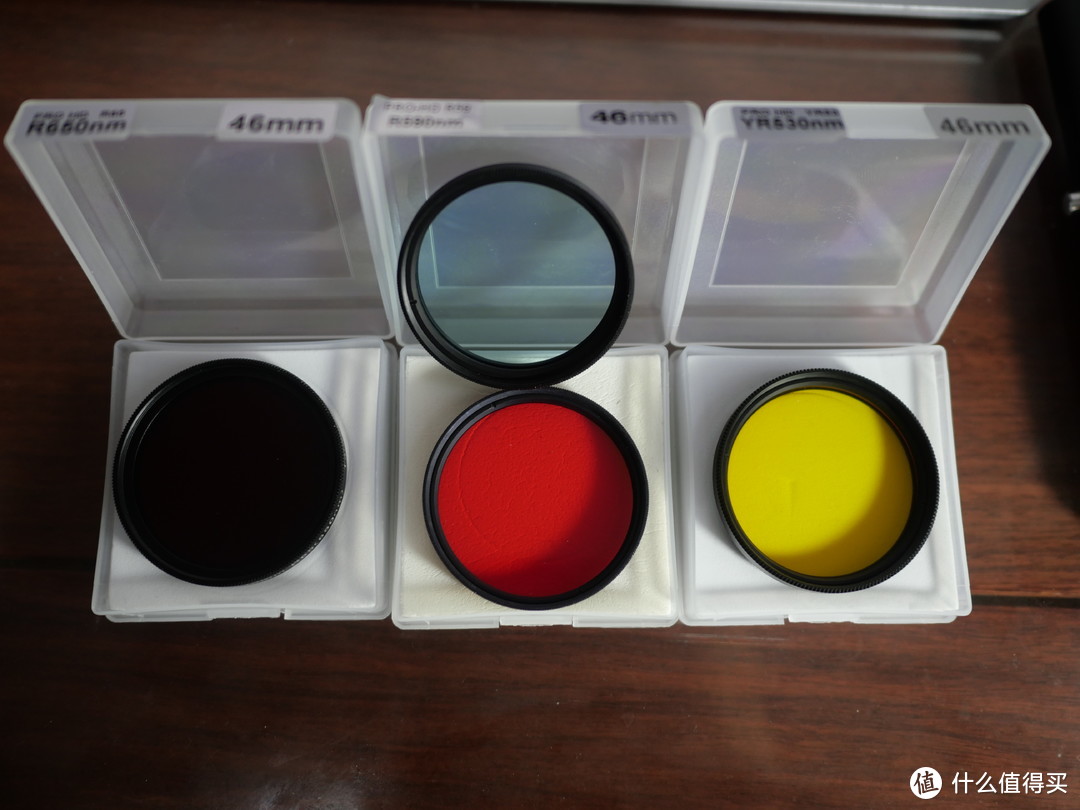 有色滤镜的颜色：从左到右是暗红、红、黄
