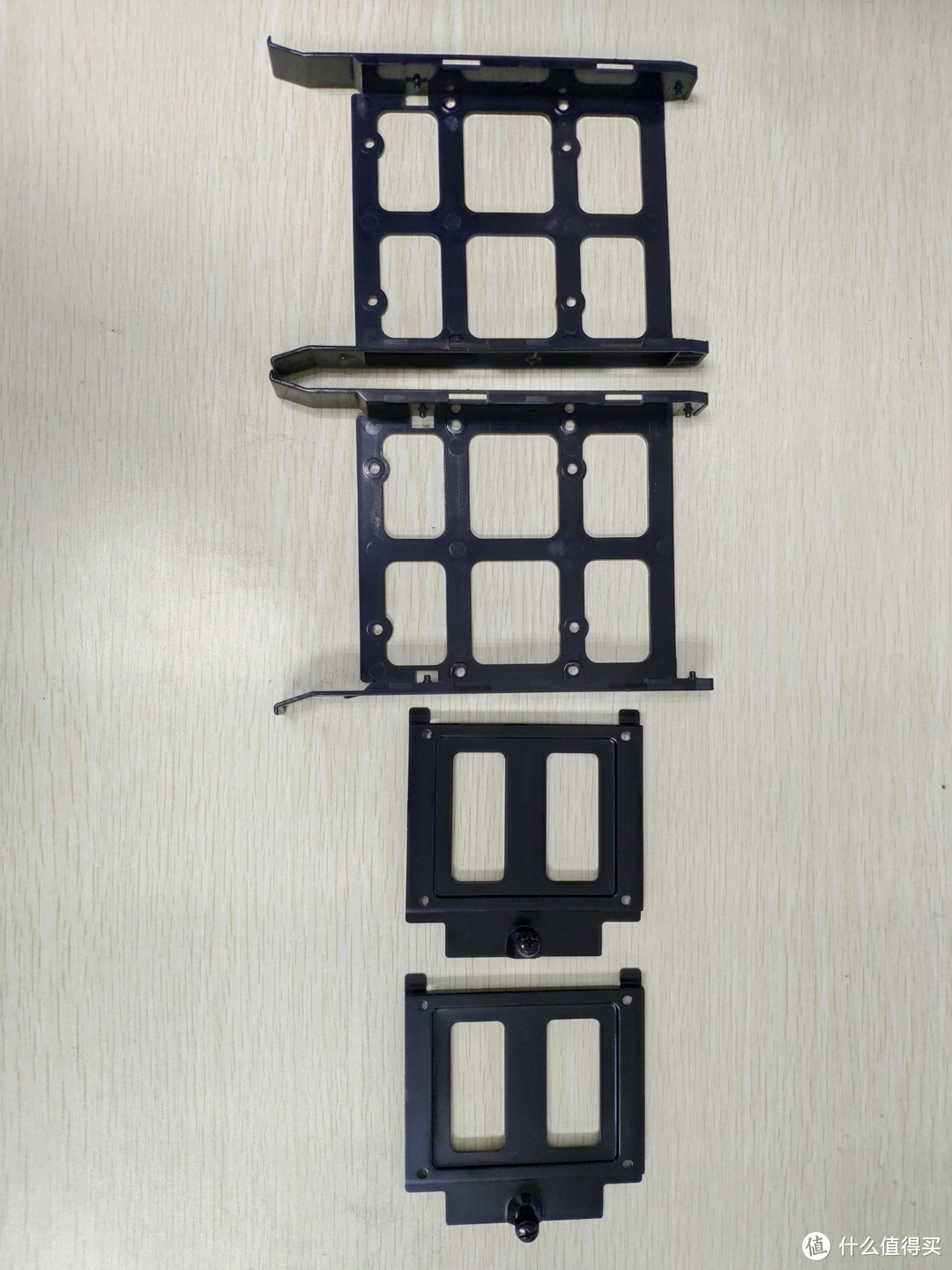 2个3.5寸硬盘支架，2个2.5寸硬盘支架