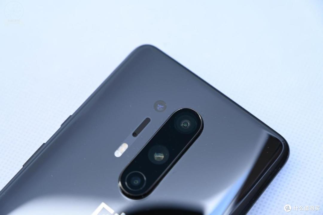 和其它主流旗舰相比,一加8 pro的第四镜头确实很奇怪,这颗500万像素的