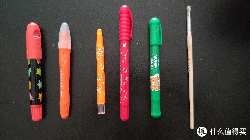 不同品牌，粗细一目了然。从左到右依次是：美乐，马培德，晨光短款旋转蜡笔，掌握可换芯旋转蜡笔，得力炫彩棒