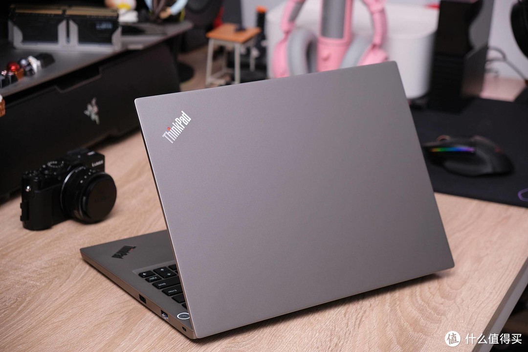 时尚商务新选择：ThinkPad 翼14 Slim（22CD）