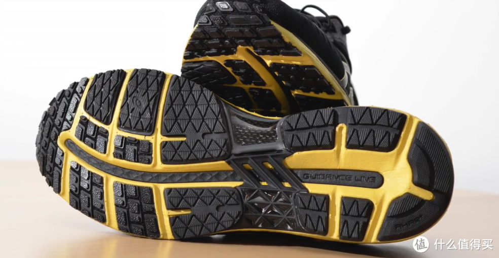 鞋底的碳板代表身份，主要提供稳定和支撑性，和如今全掌碳板的助推特性不同