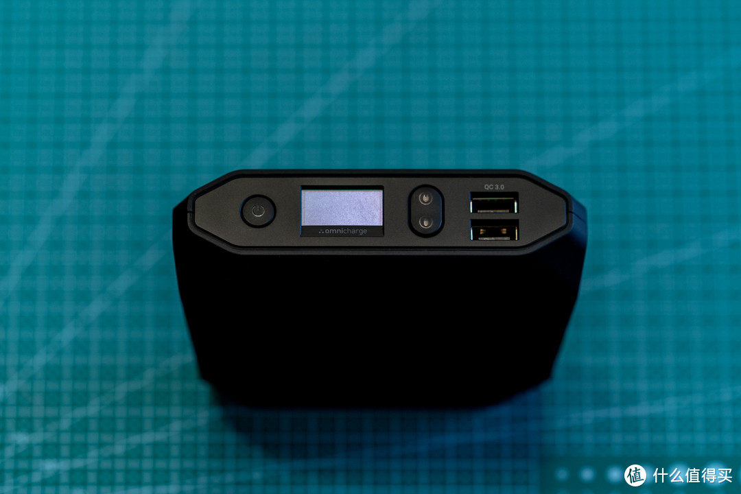 从左到右：电源开关、状态显示屏、交流、直流供电切换按钮，支持QC3.0的快速充电USB输出接口