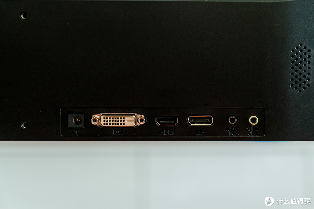从左到右：电源DC接口、DVI接口、HDMI接口、DP接口、音频输出输入接口。