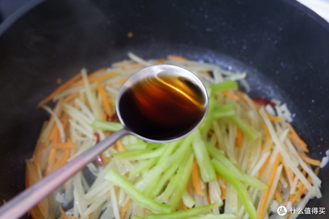 夏天最爱的土豆丝做法！酸辣爽脆，秒开胃巨下饭