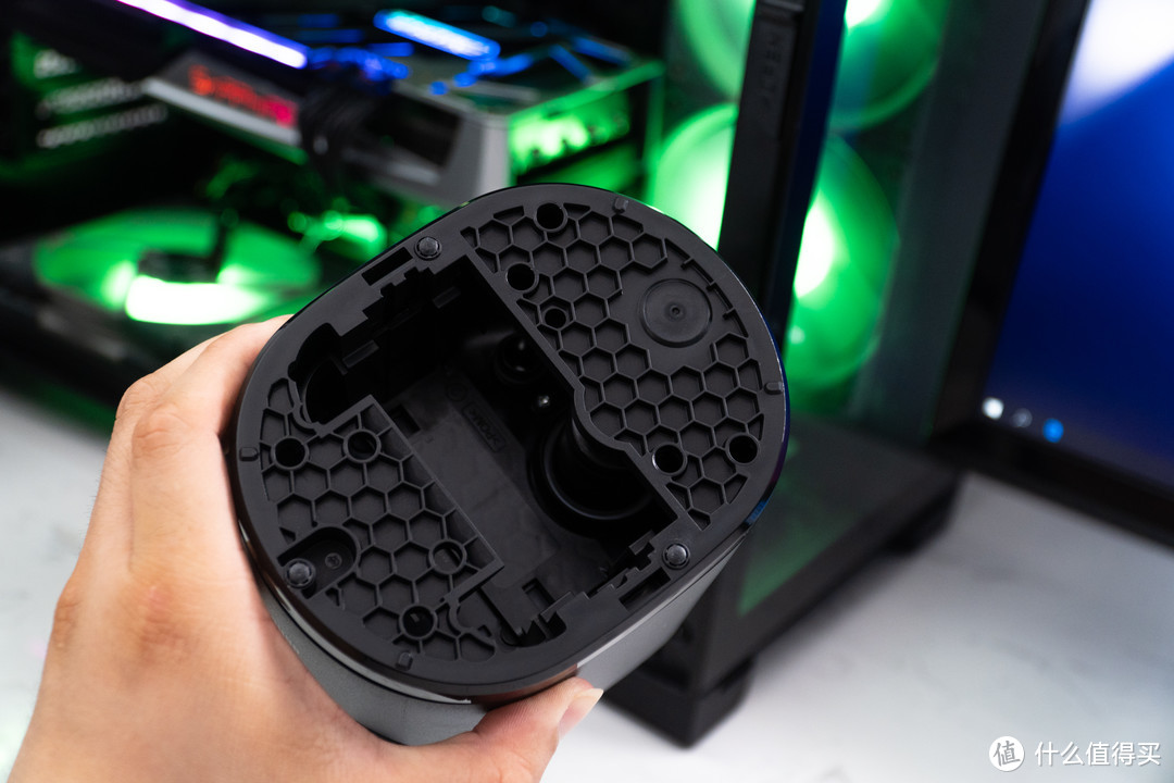 9385cc的智能清洁中心的底部有橡胶触点，可以有效防滑。