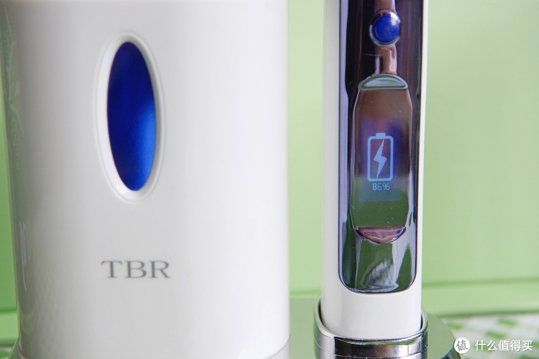 TBR声波电动牙刷，洁牙的同时给你带来一种节奏感。