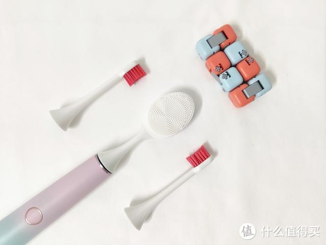 罗曼电动牙刷：为什么刷头使用100天会变色？智能提醒更换牙刷