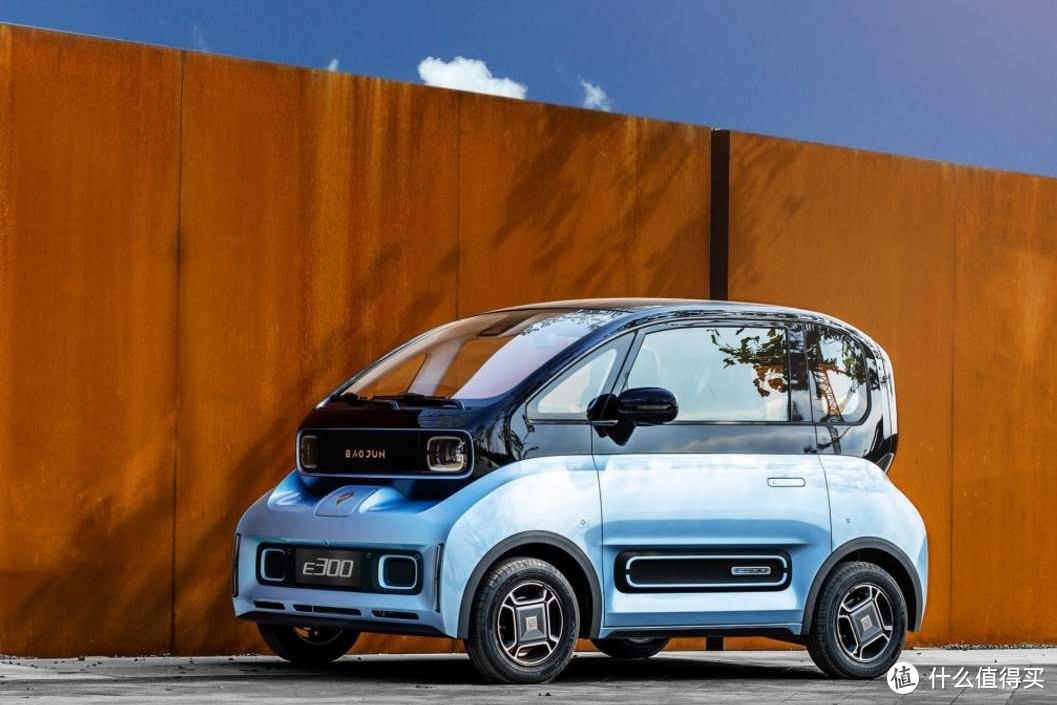 年轻人的第一辆电动汽车——新宝骏E300和五菱MINI EV，你会PICK吗？