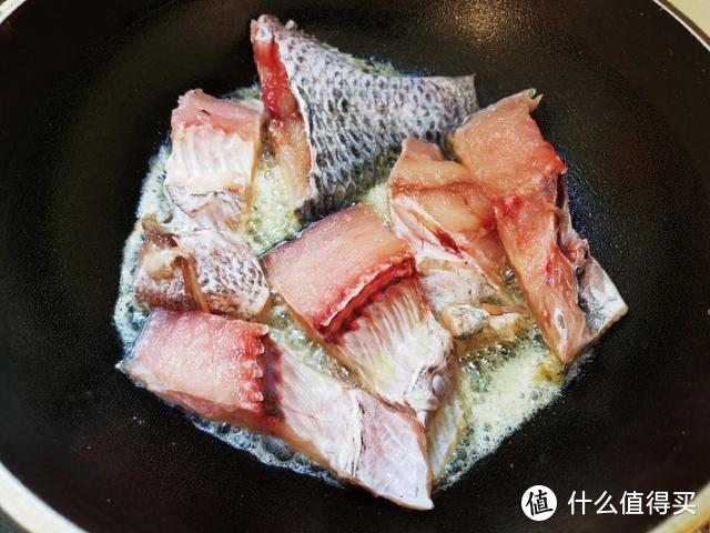 煎鱼时，不要直接下锅，多加这一步，鱼鲜香味美，不破皮不粘锅