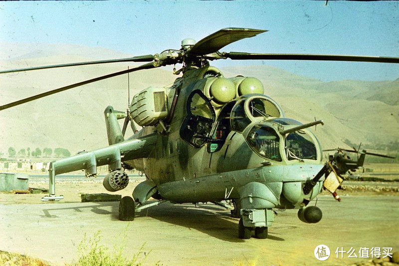 苏军在阿富汗战场的米-24V，可以看到下颌部安装了4管12.7mm口径机枪（实在是有点小）