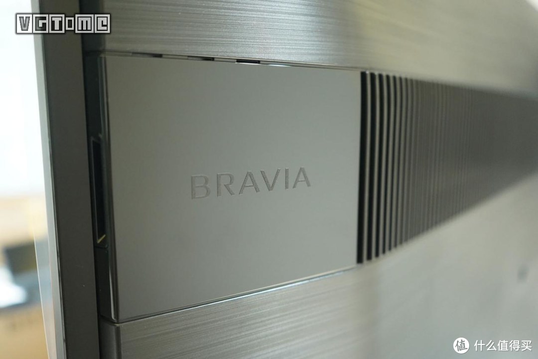 声场定位扬声器的盖子上还有「BRAVIA」的标志