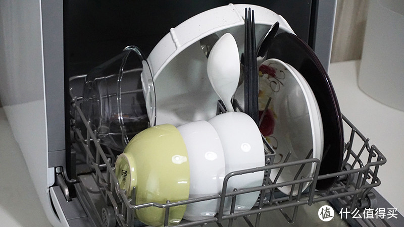 买了台美的范M1洗碗机，以后每顿饭的洗碗任务就交给它了