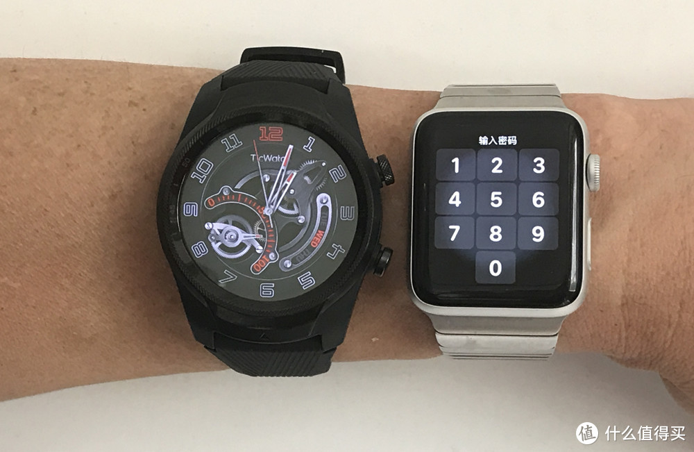 ▲ 对比方正的Apple Watch，TicWatch更具满满荷尔蒙和机械风。