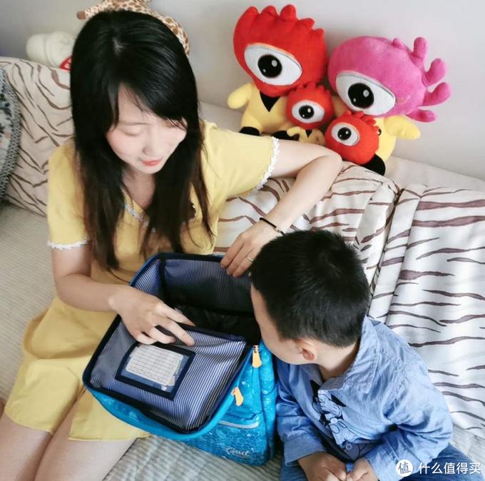 儿童书包选购攻略:自重轻 要护脊!小学生书包原来这样选!