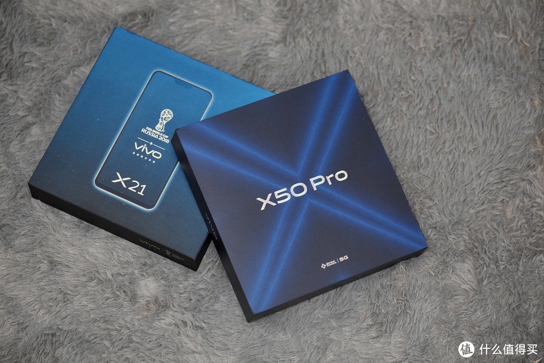 X50 Pro的包装盒继承了vivo一贯的方盒设计，不过X50 Pro的包装盒表面还是有一些亮点的，那个炫酷的深蓝色“X”图案可以随着光线的角度而变化，有一种很强的未来感，包装盒大小和我之前的X21一模一样。