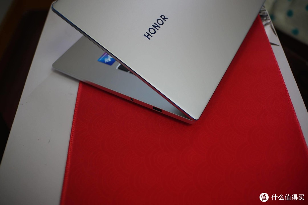 轻薄，体积媲美14寸的荣耀MagicBook 15