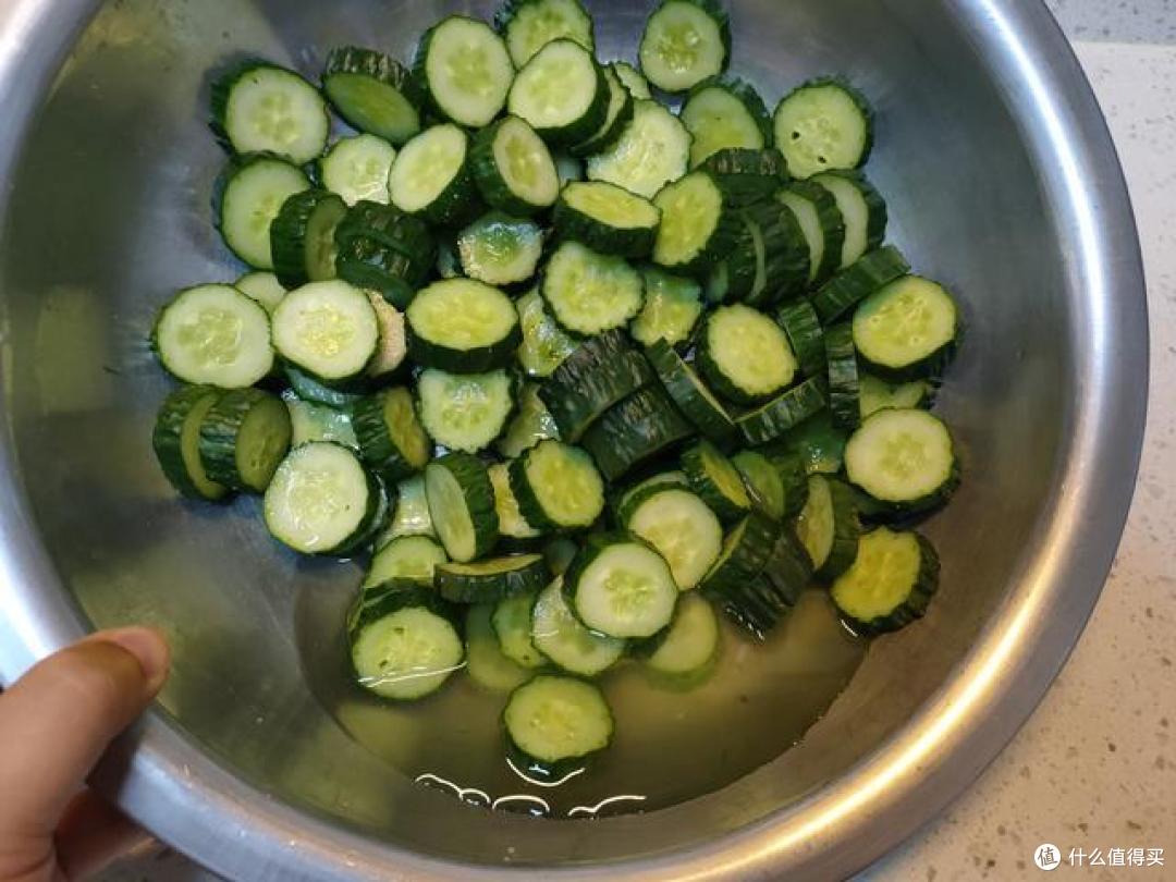 我家经常会做腌黄瓜,基本上三五天就能吃完,口感酸甜微辣嘎嘣脆,可以