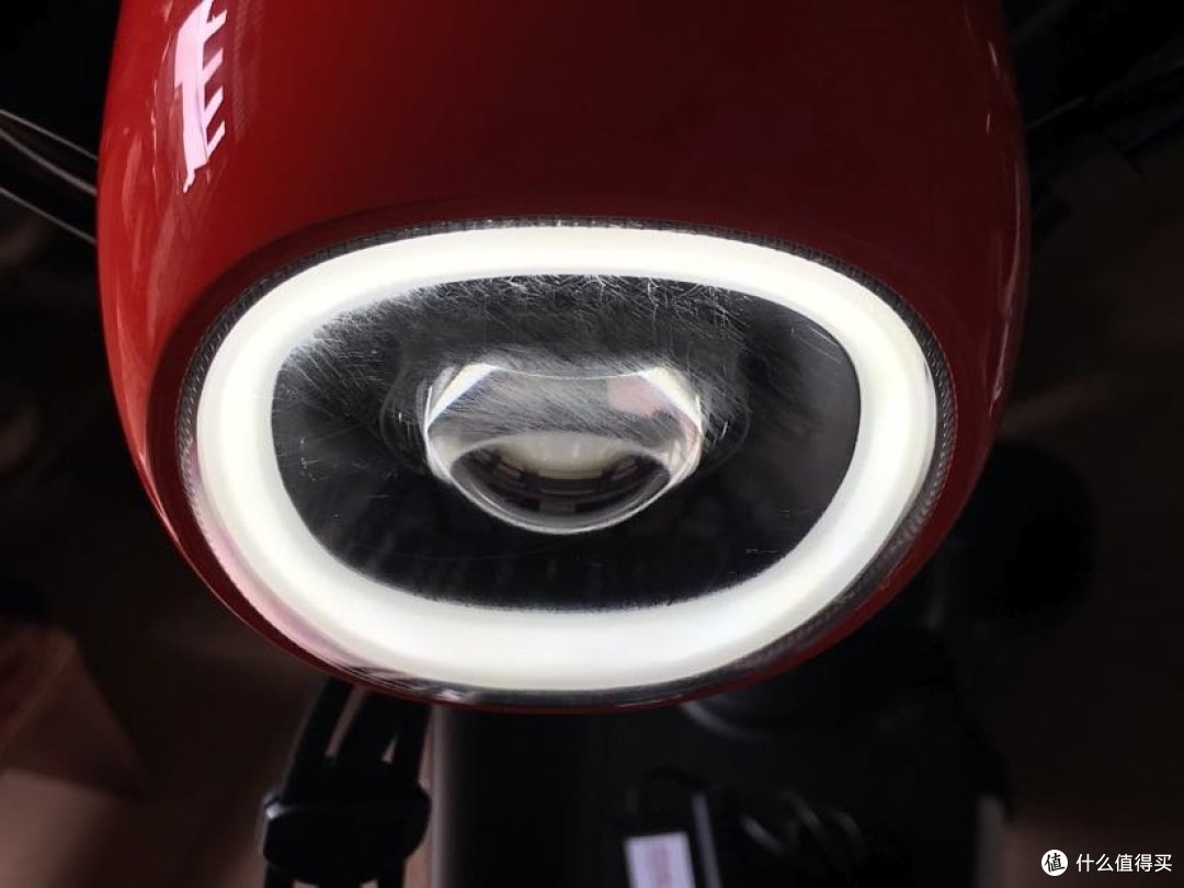 大灯外壳有些磨到了,提车时没注意到