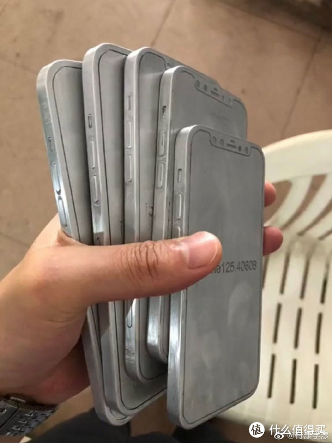 前不久业内曝光的苹果 iPhone 12模具