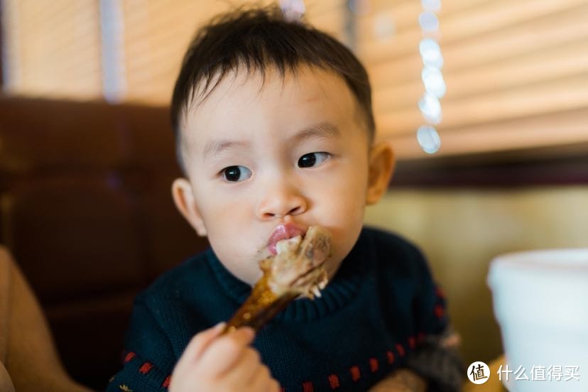 嘟嘟嘴 啃鸭腿