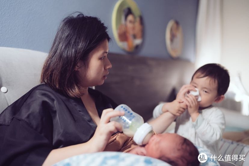 妈咪一手照顾一个 当妈的真不容易 点赞👍