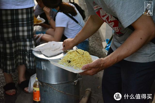 正在消失的担担面：两只桶里的移动面馆，6元一份蹲在路边就开吃